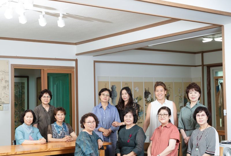 작업실에서, 다 함께 — 공방 식구들