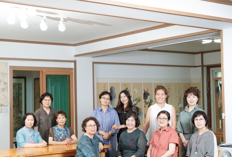 작업실에서, 다 함께 — 공방 식구들