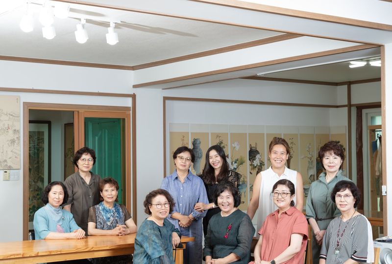 작업실에서, 다 함께 — 공방 식구들