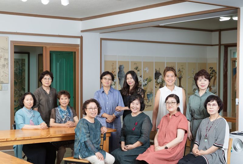 작업실에서, 다 함께 — 공방 식구들