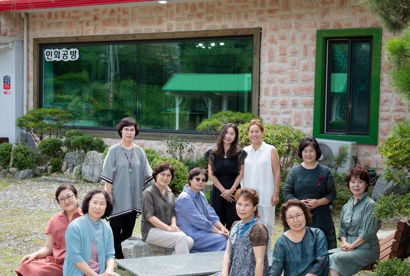 공방 앞마당에서 — 공방 식구들
