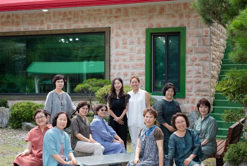 공방 앞마당에서 — 공방 식구들